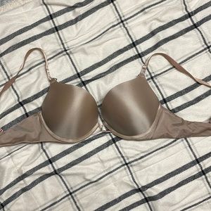 Victoria’s Secret bombshell plunge bra